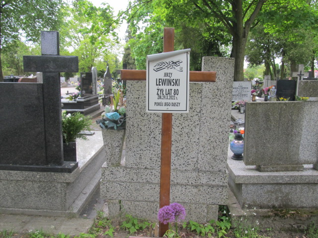 Jerzy Lewiński 1942 Pabianice - Grobonet - Wyszukiwarka osób pochowanych