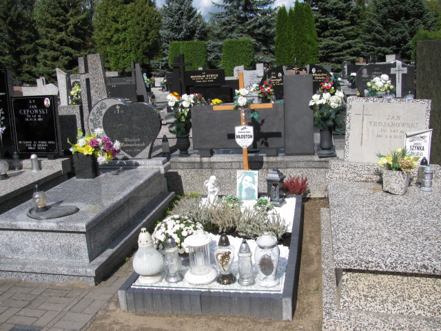 Paulina Młostoń 2000 Pabianice - Grobonet - Wyszukiwarka osób pochowanych